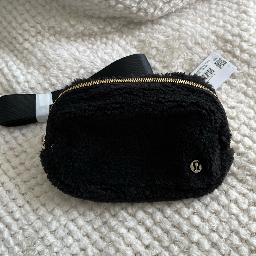 NWT Fleece Everywhere Belt Bag - Black